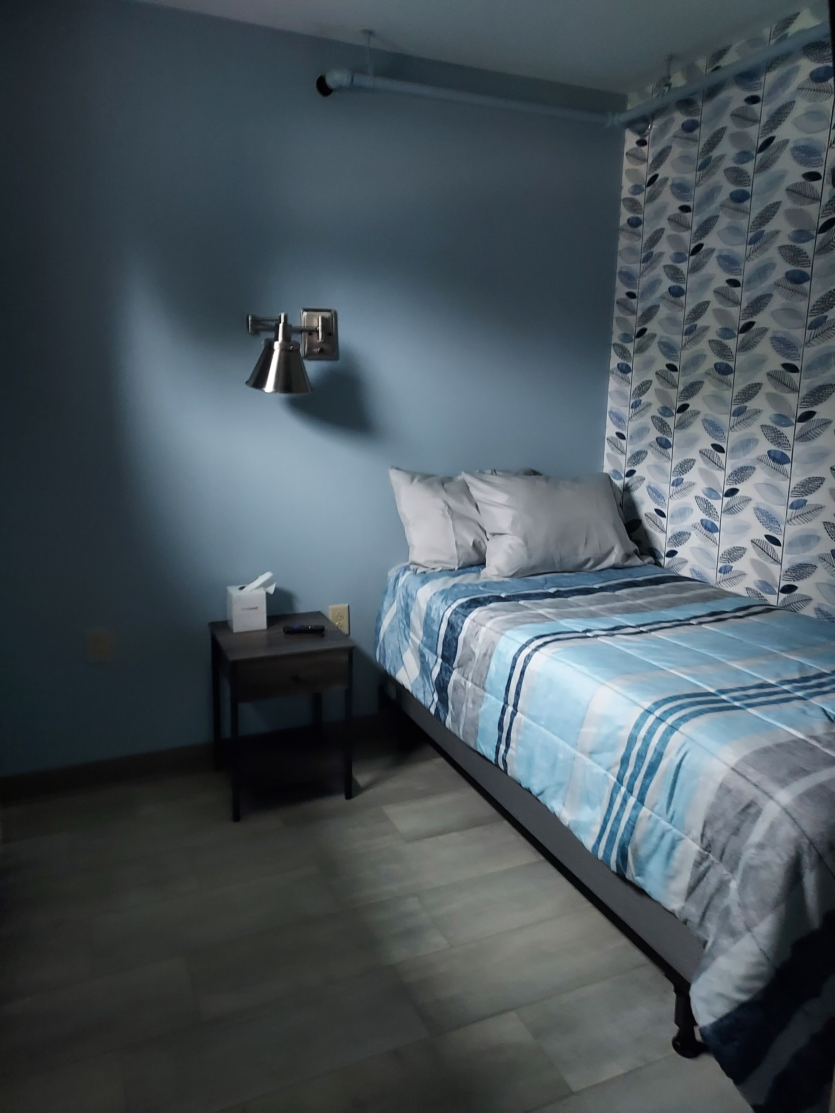 Suite familiar | Escriptori, espai de treball apte per a portàtils i cortines opaques 