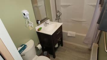 Chuveiro, secador de cabelo, toalhas de banho, sabonete