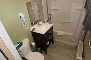 Douche, sĂšche-cheveux, serviettes fournies, savon