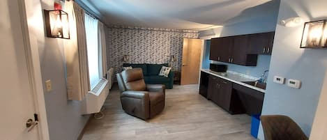 Suite, Mobility Accessible | Living area