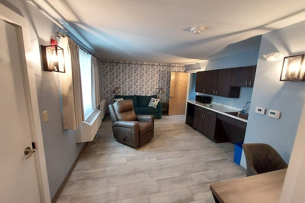 Suite, Mobility Accessible | Living area