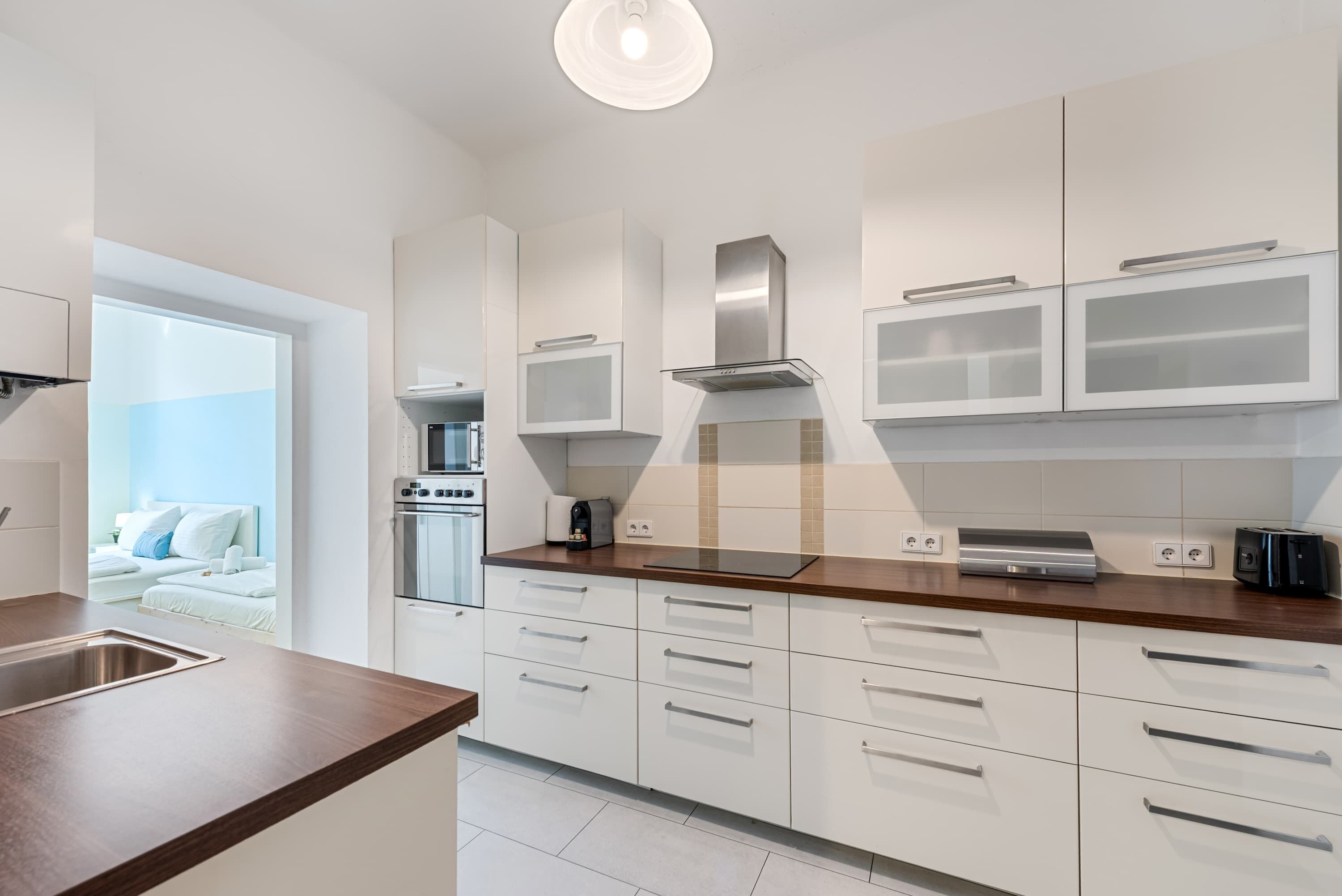 Coffee/tea maker, fridge, oven, stovetop