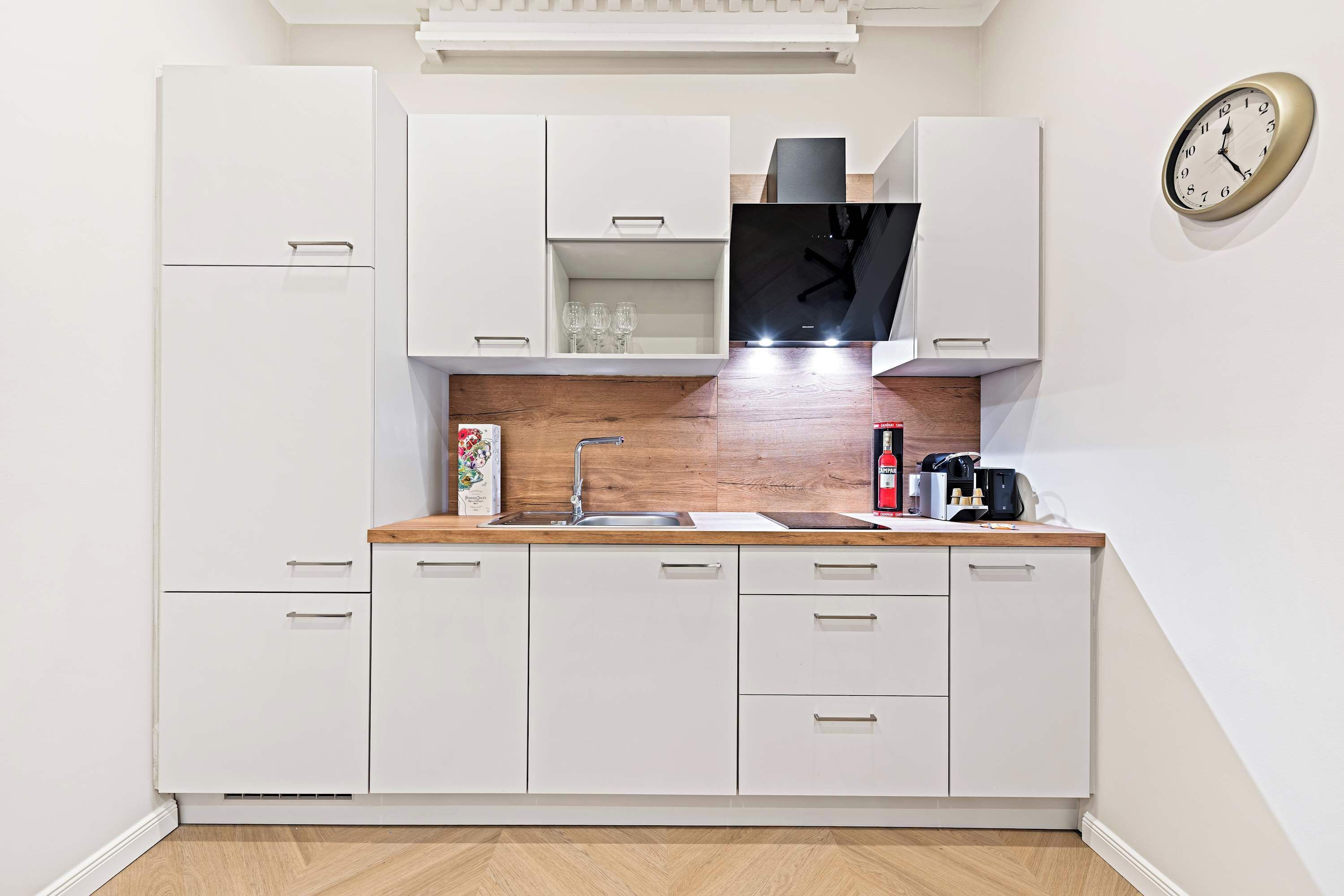 Coffee/tea maker, fridge, oven, stovetop