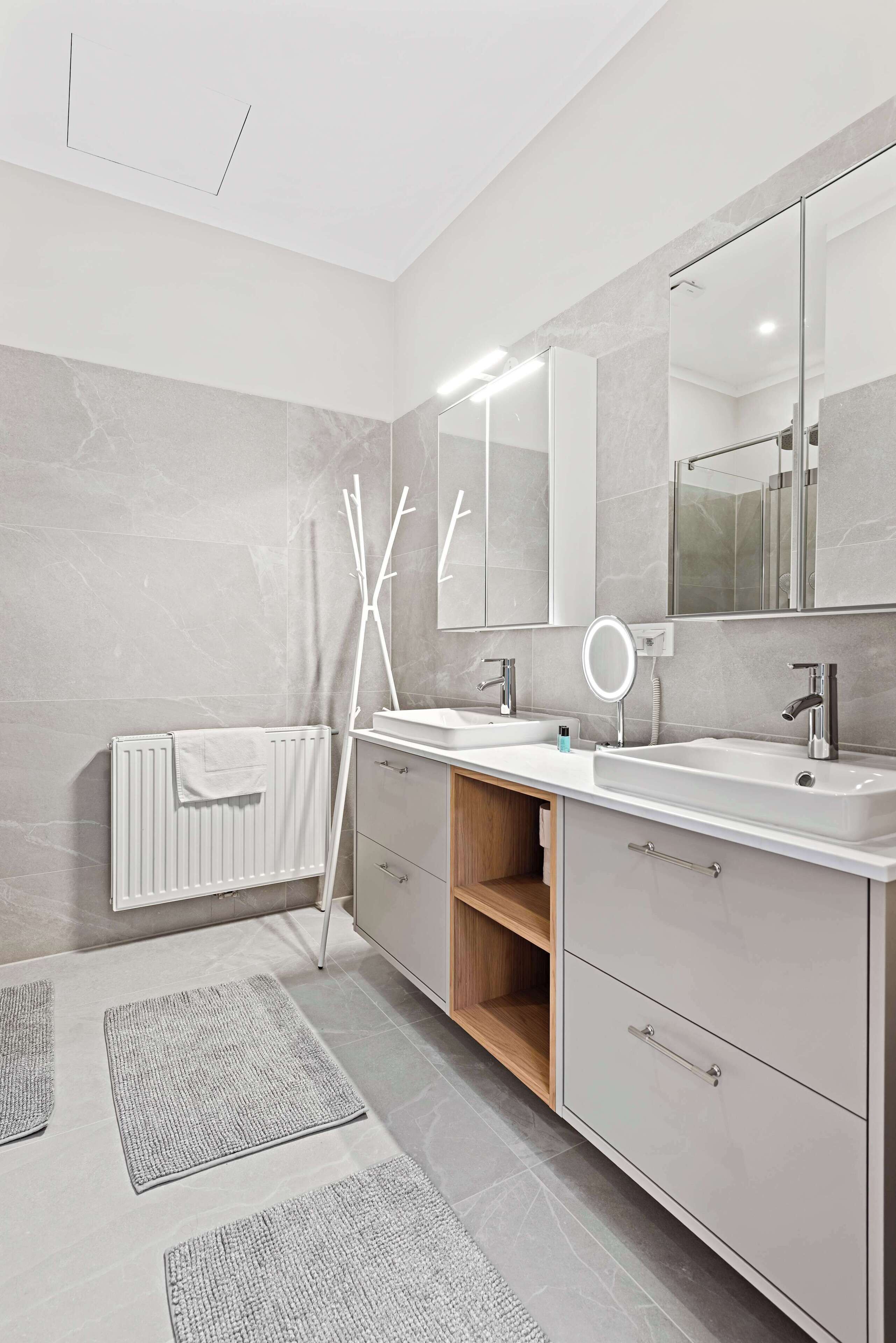 Dusche, Haartrockner, Handtücher, Shampoo