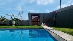 A swimming pool with a clear blue water surface, surrounded by a concrete deck. - OUTRO BEACH CLUB HOTEL (Caucaia)