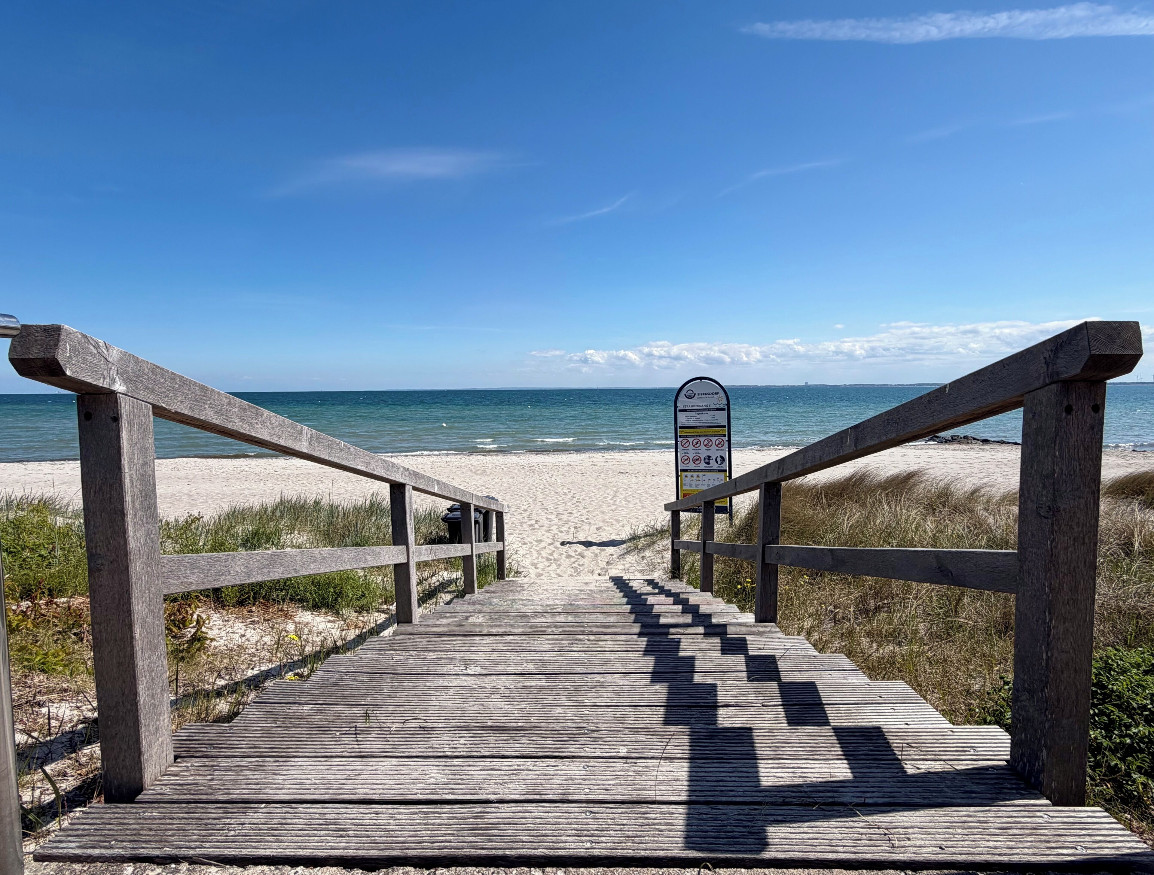 Plage, chaises longues, serviettes de plage
