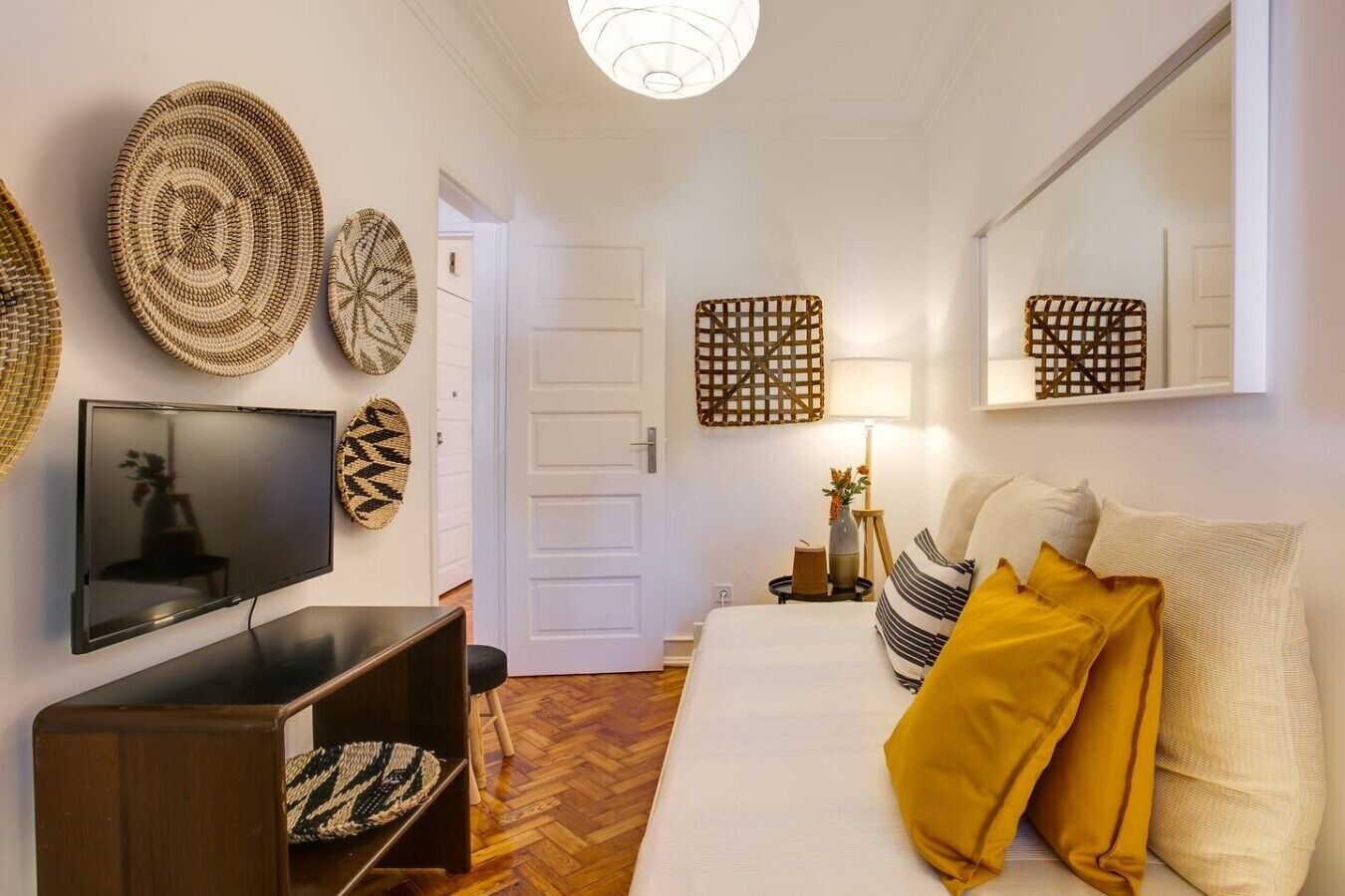 Iron/ironing board, travel crib, WiFi, bed sheets