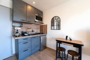Fridge, microwave, oven, stovetop - "Le Panorama" Apartment with Sea View, Wi-Fi, and Air Conditioning (Sainte-Maxime)