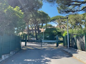 A gated entrance with a sign reading 'DOMAINE DU PARC DE LA NARTELLE.' - "Le Panorama" Apartment with Sea View, Wi-Fi, and Air Conditioning (Sainte-Maxime)