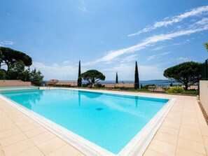 Pool - "Le Panorama" Apartment with Sea View, Wi-Fi, and Air Conditioning (Sainte-Maxime)