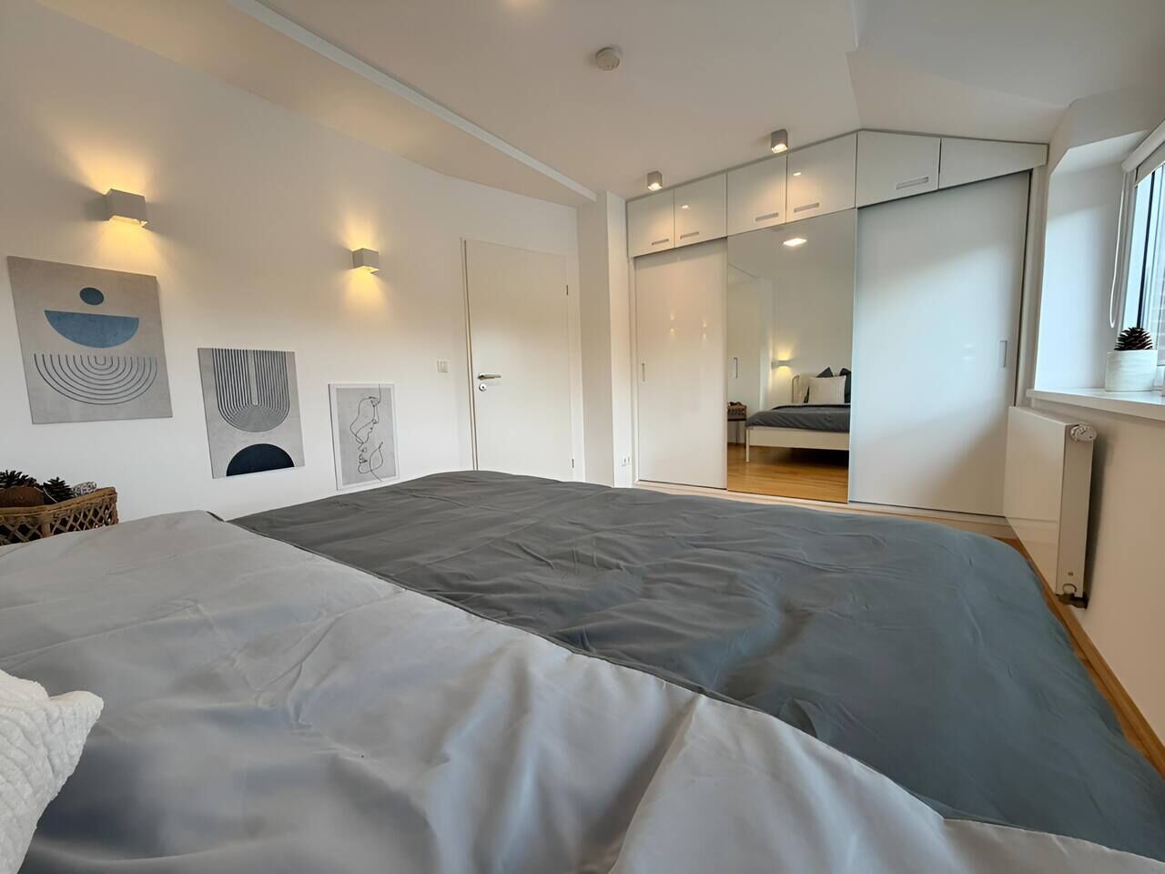 Tabla de planchar con plancha, wifi, ropa de cama
