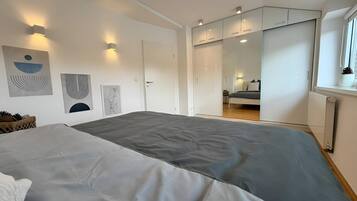 Tabla de planchar con plancha, wifi, ropa de cama
