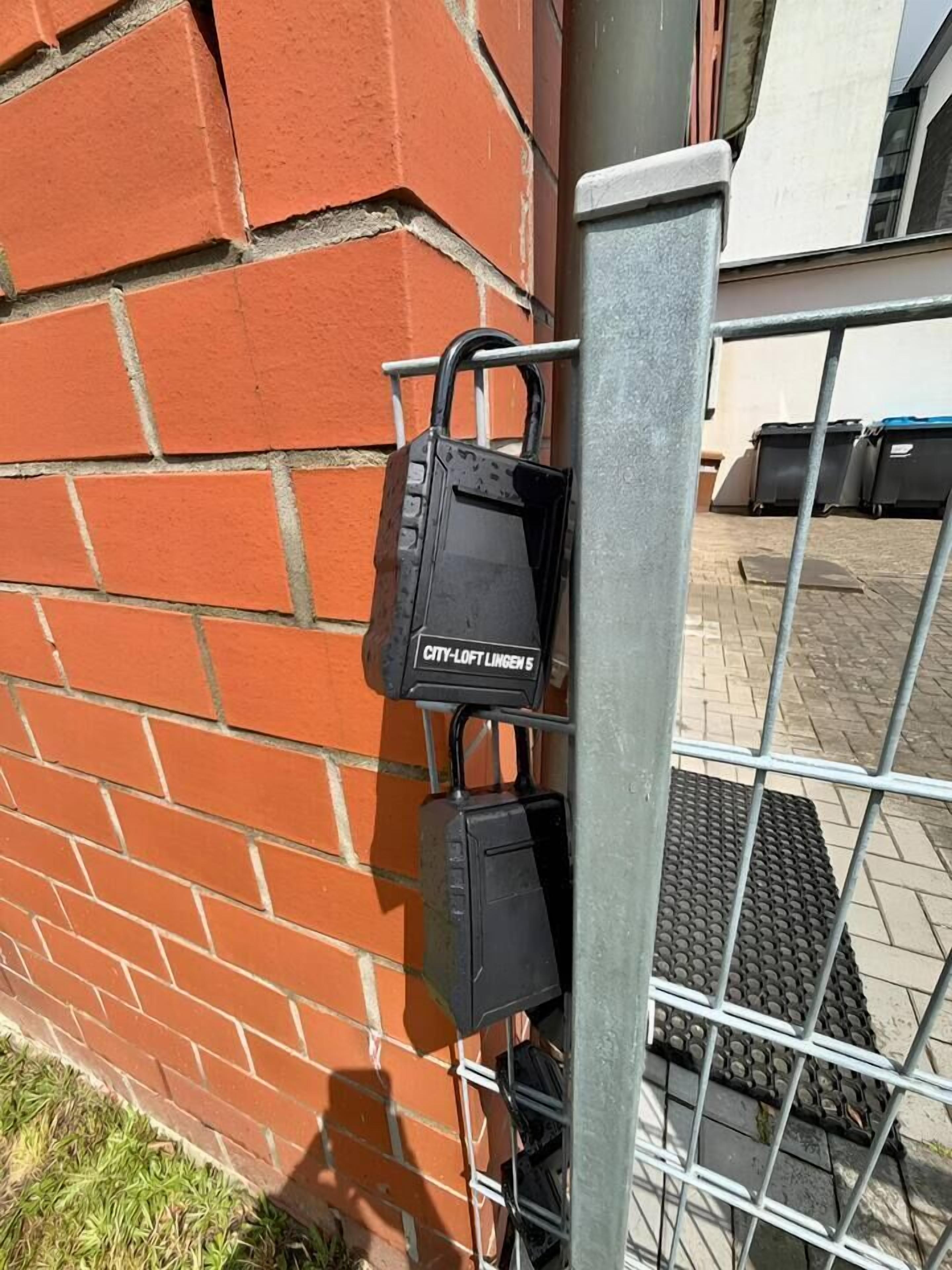 Ett staket av metall med ett hänglås fastsatt på det.