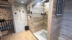Ein modernes Badezimmer mit Dusche, Toilette und Waschbecken.