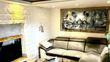 TV, fireplace