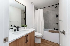 Ein modernes Badezimmer mit Dusche, Toilette und Waschbecken.
