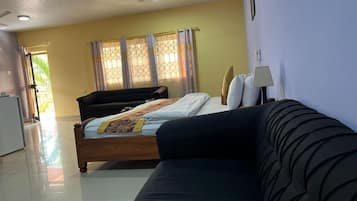 Superior Double Room, Partial Lake View | Living area