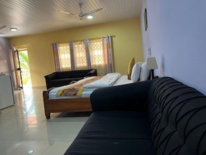 Superior Double Room, Partial Lake View | Living area - Hans Cottage Botel (Cape Coast)