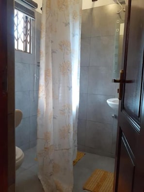 Comfort Room, Balcony | Bathroom - Hans Cottage Botel (Cape Coast)