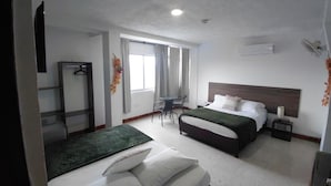A hotel room with a bed, a desk, a chair, and a wardrobe. - HOTEL GIRON CAMPESTRE (Girón)