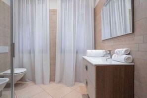 Hair dryer, towels, soap, shampoo - Classic Venetian Apartment with Balcony Near St Mark's Square; walk to San Marco (Venezia)