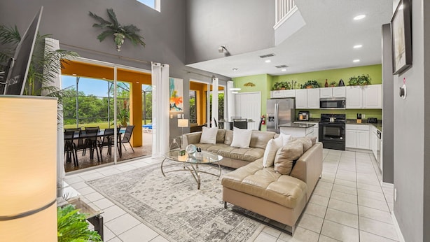 Amplia sala de estar con sofá, mesa de centro y vistas al exterior.