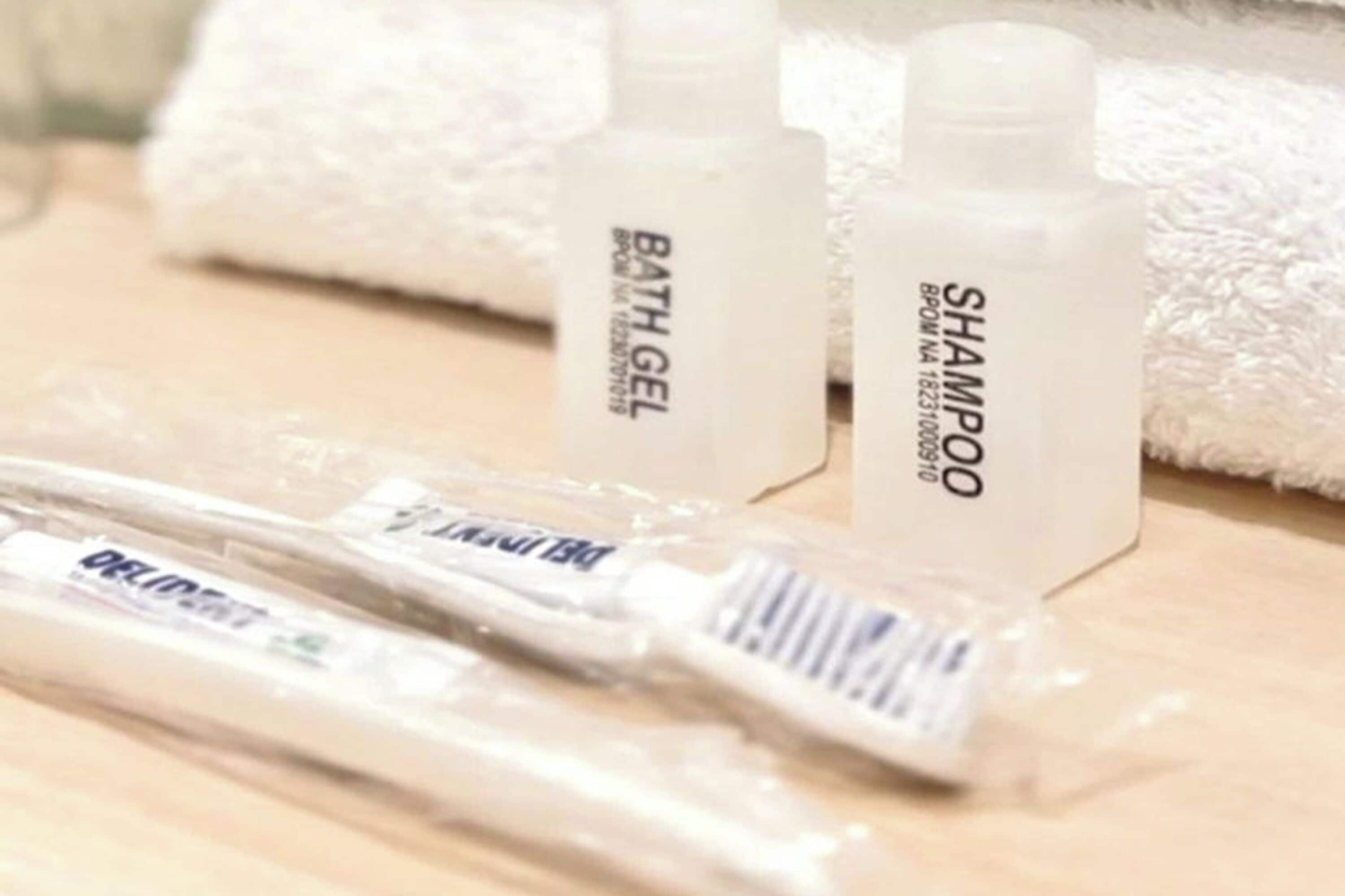 Ducha, artículos de tocador gratuitos, toallas, jabón