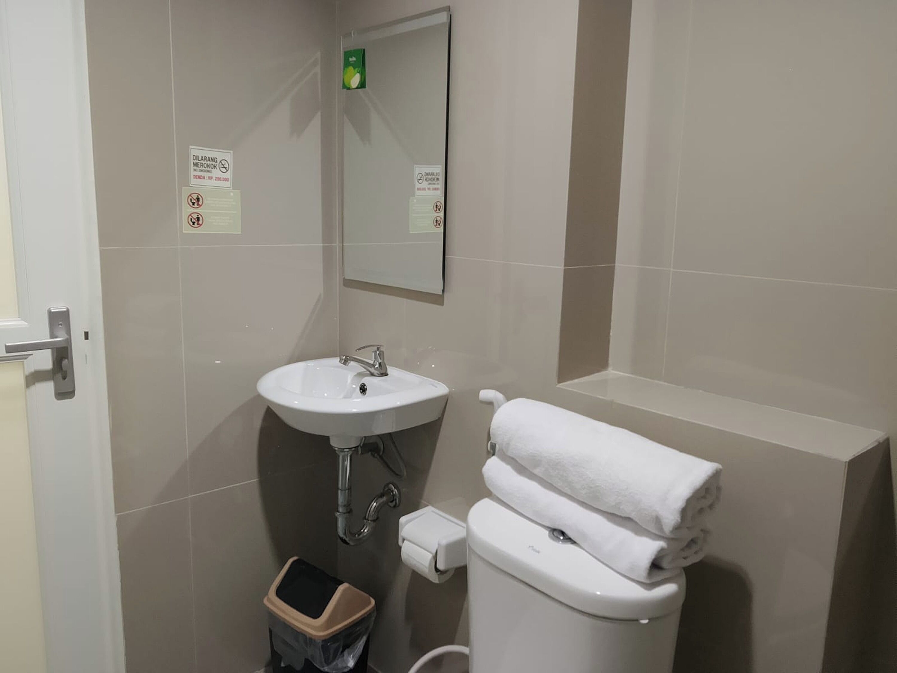 Dutxa, articles de tocador gratuïts, tovalloles i sabó 