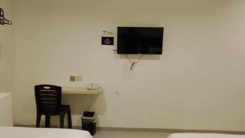 Standard Twin Room | Desk, free WiFi
