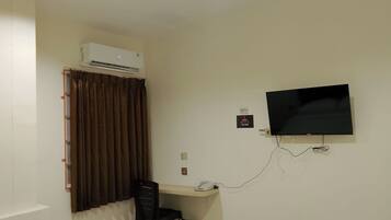 Deluxe Room | Desk, free WiFi