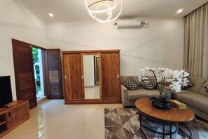 Villa, 2 Bedrooms | Living area | 32-inch flat-screen TV with cable channels - De Jantux Villas (Kabupaten Badung)