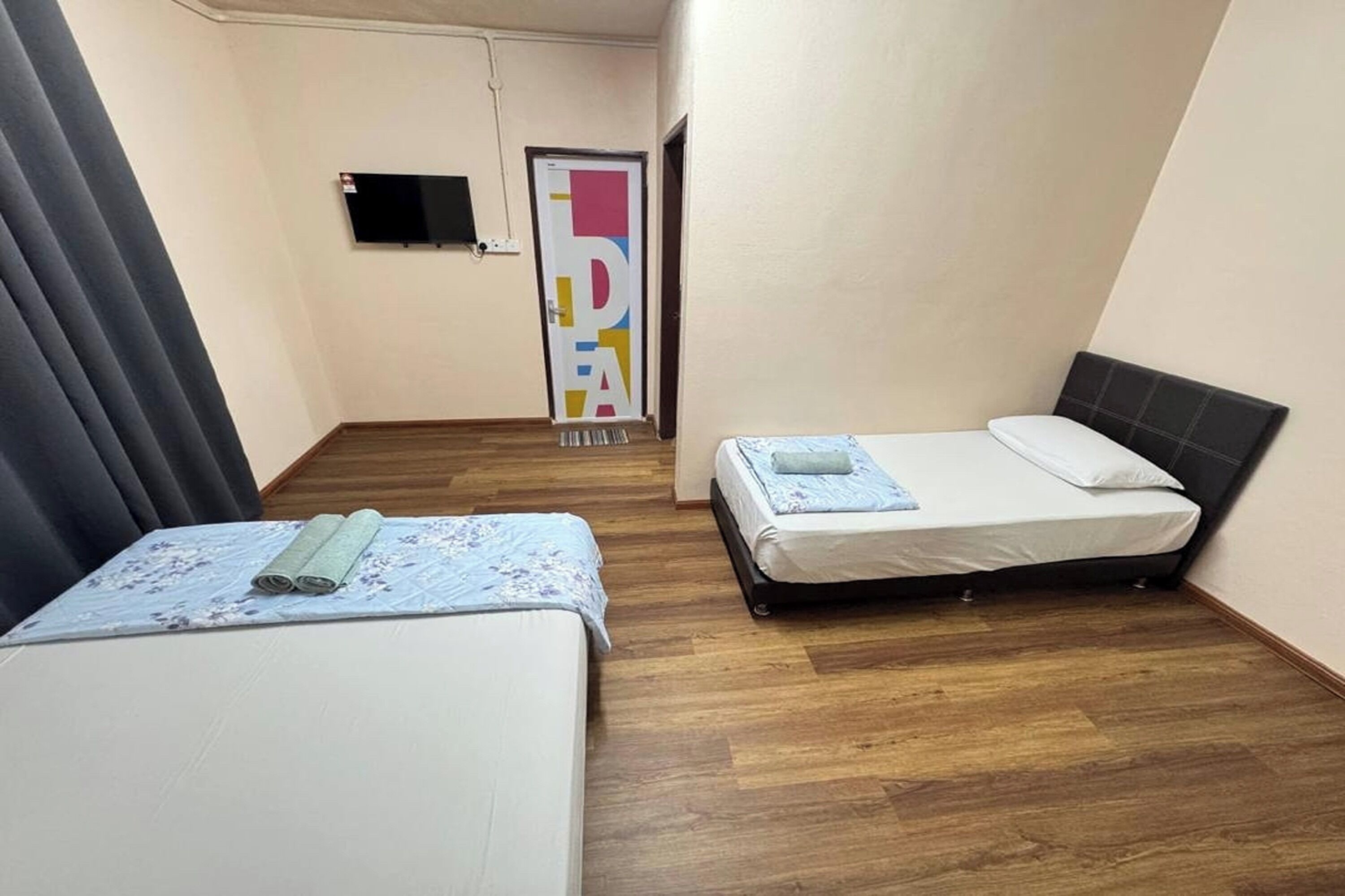 Escritorio, tabla de planchar con plancha, wifi gratis y ropa de cama