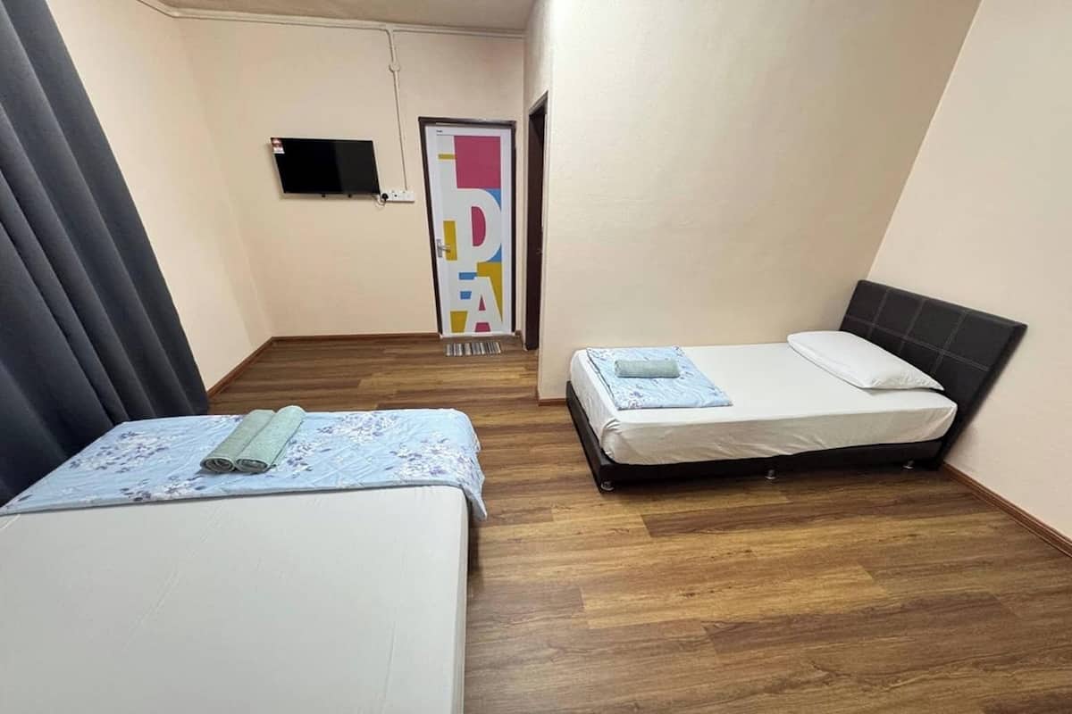 Escritorio, tabla de planchar con plancha, wifi gratis y ropa de cama 