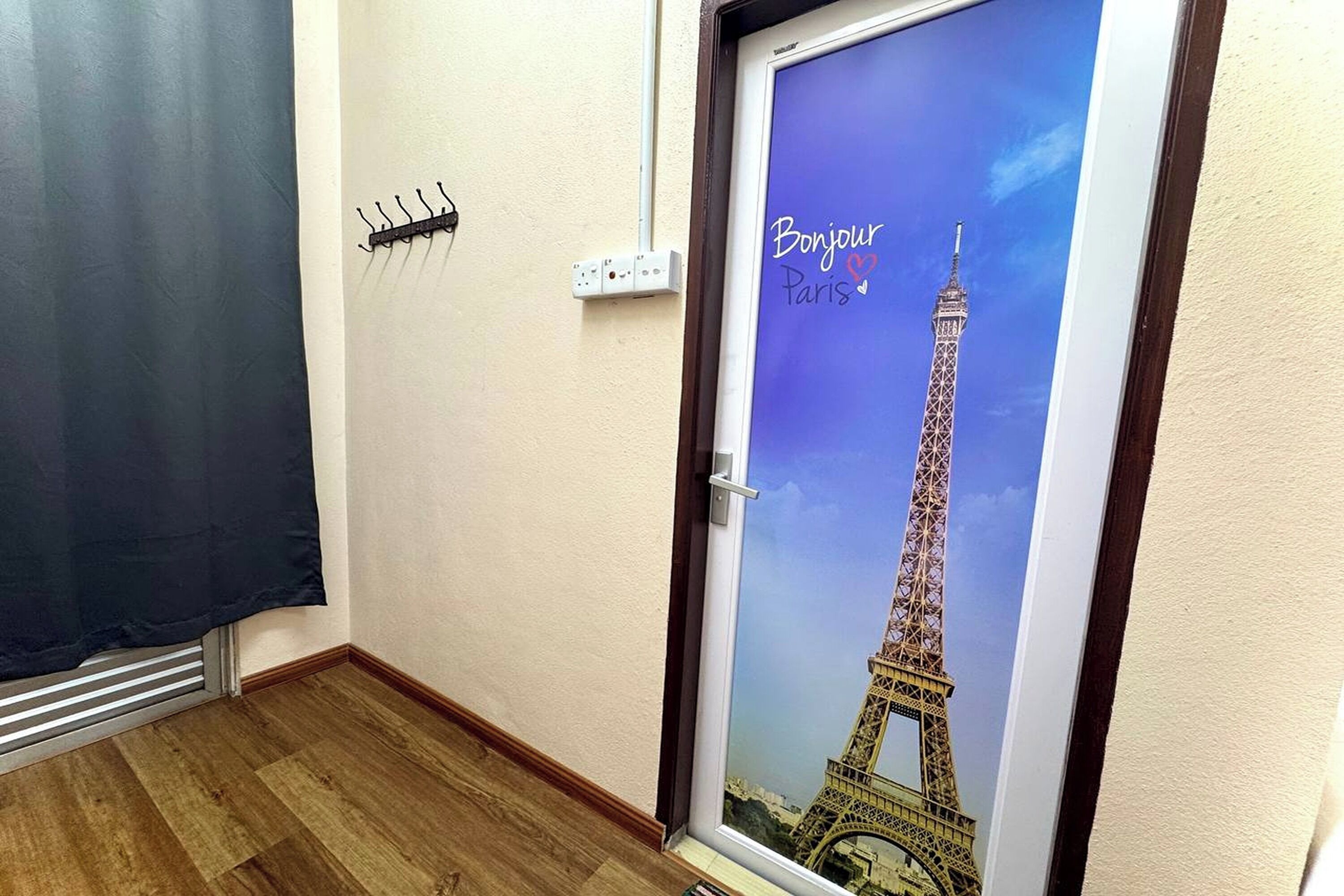 Bureau, fer et planche à repasser, Wi-Fi gratuit, draps fournis