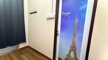 Bureau, fer et planche à repasser, Wi-Fi gratuit, draps fournis