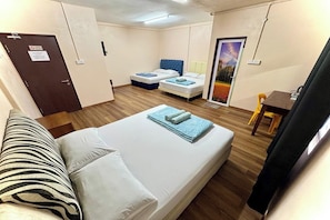 Quad Family Room | Bàn, bàn ủi/dụng cụ ủi quần áo, truy cập Internet không dây miễn phí