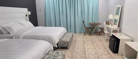 Chalet familiar, vista al mar | Escritorio, tabla de planchar con plancha, wifi gratis y ropa de cama