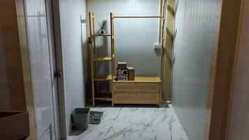 Superior Villa, Garden View | Bathroom | Shower, rainfall showerhead, free toiletries, hair dryer