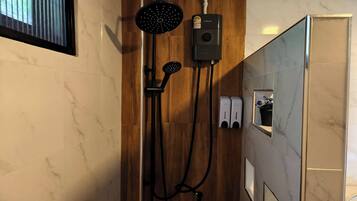 Villa | Bathroom | Shower, rainfall showerhead, free toiletries, hair dryer