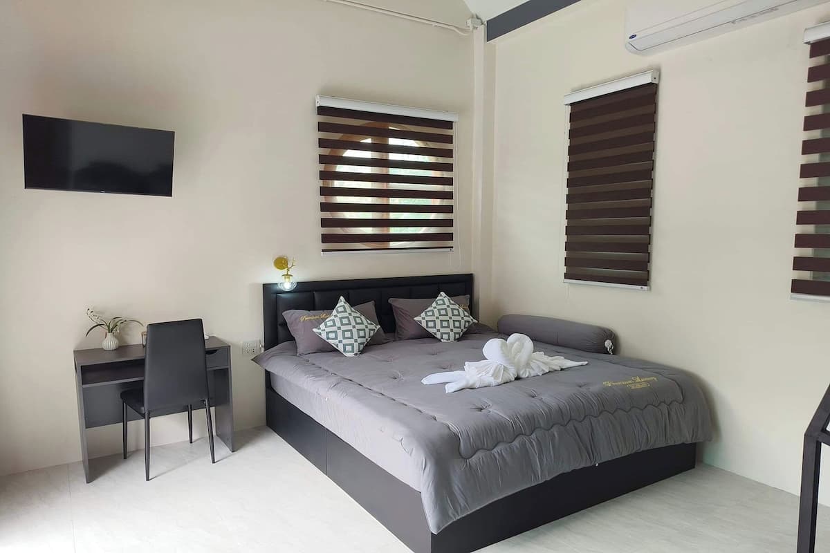 Villa | Desk, free WiFi, bed sheets