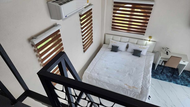 Escritorio, wifi gratis y ropa de cama 