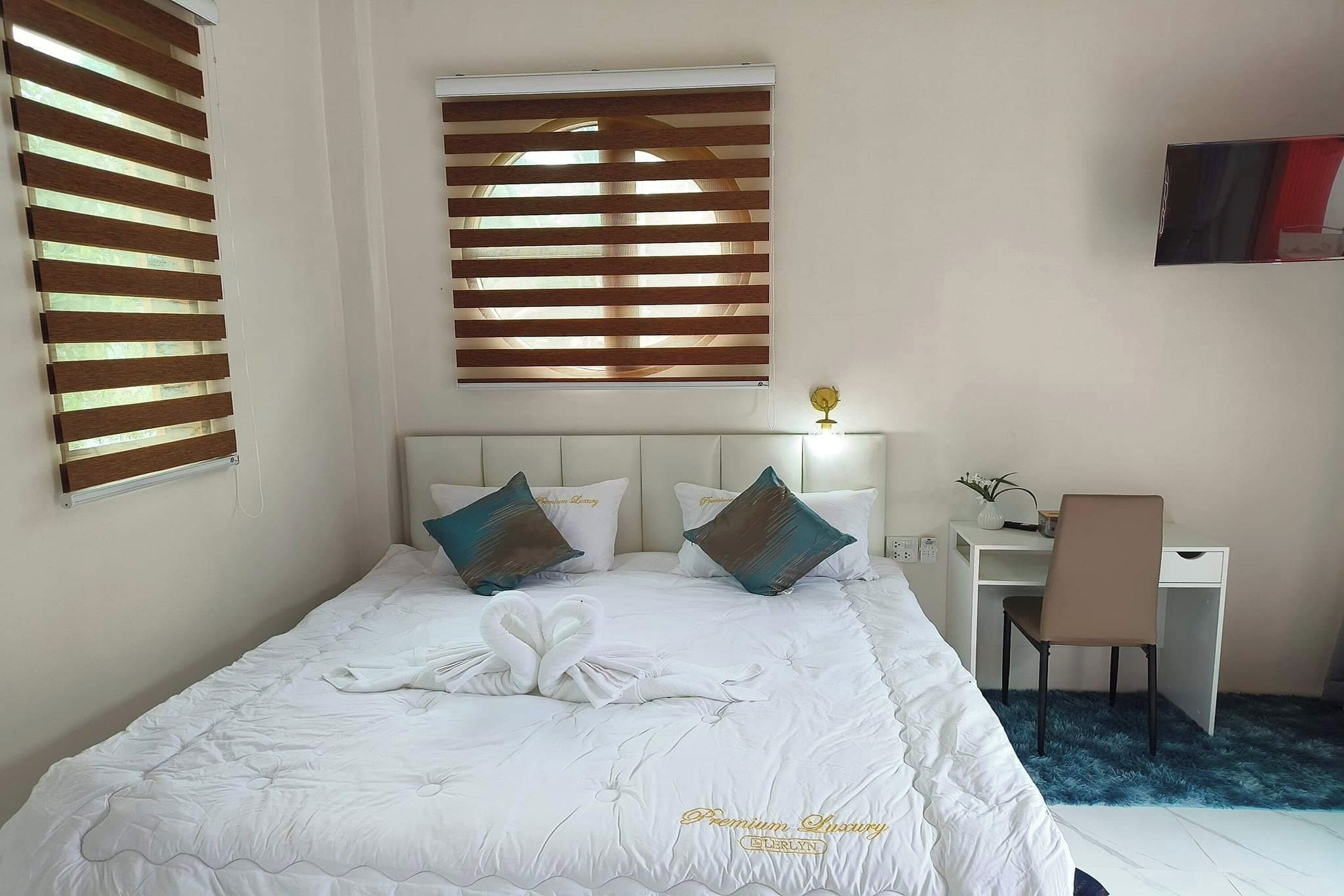 Villa | Desk, free WiFi, bed sheets