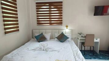 Villa | Desk, free WiFi, bed sheets