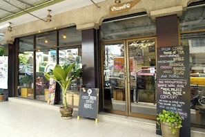 A storefront with a sign indicating cold beer served here.