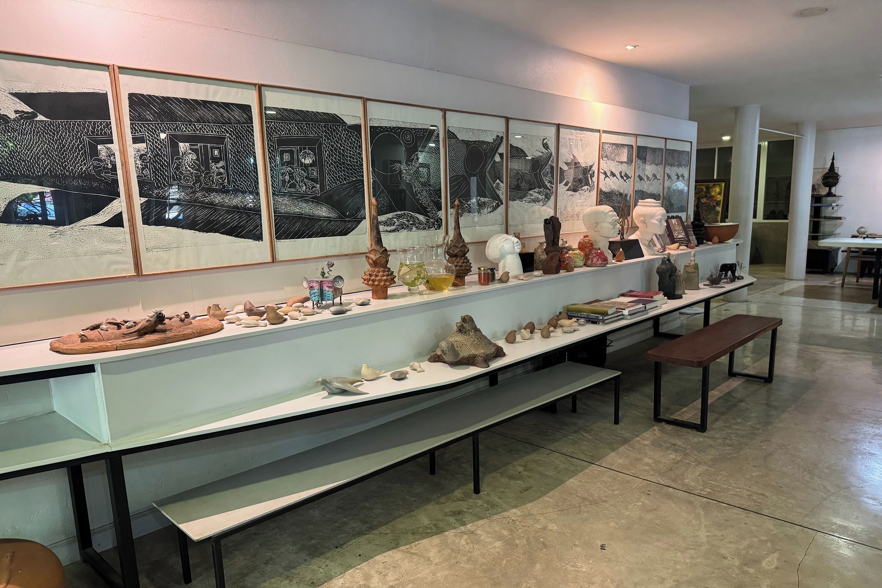 Una galería con obras de arte y esculturas expuestas.