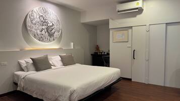 Deluxe Double Room | Minibar, in-room safe, desk, iron/ironing board