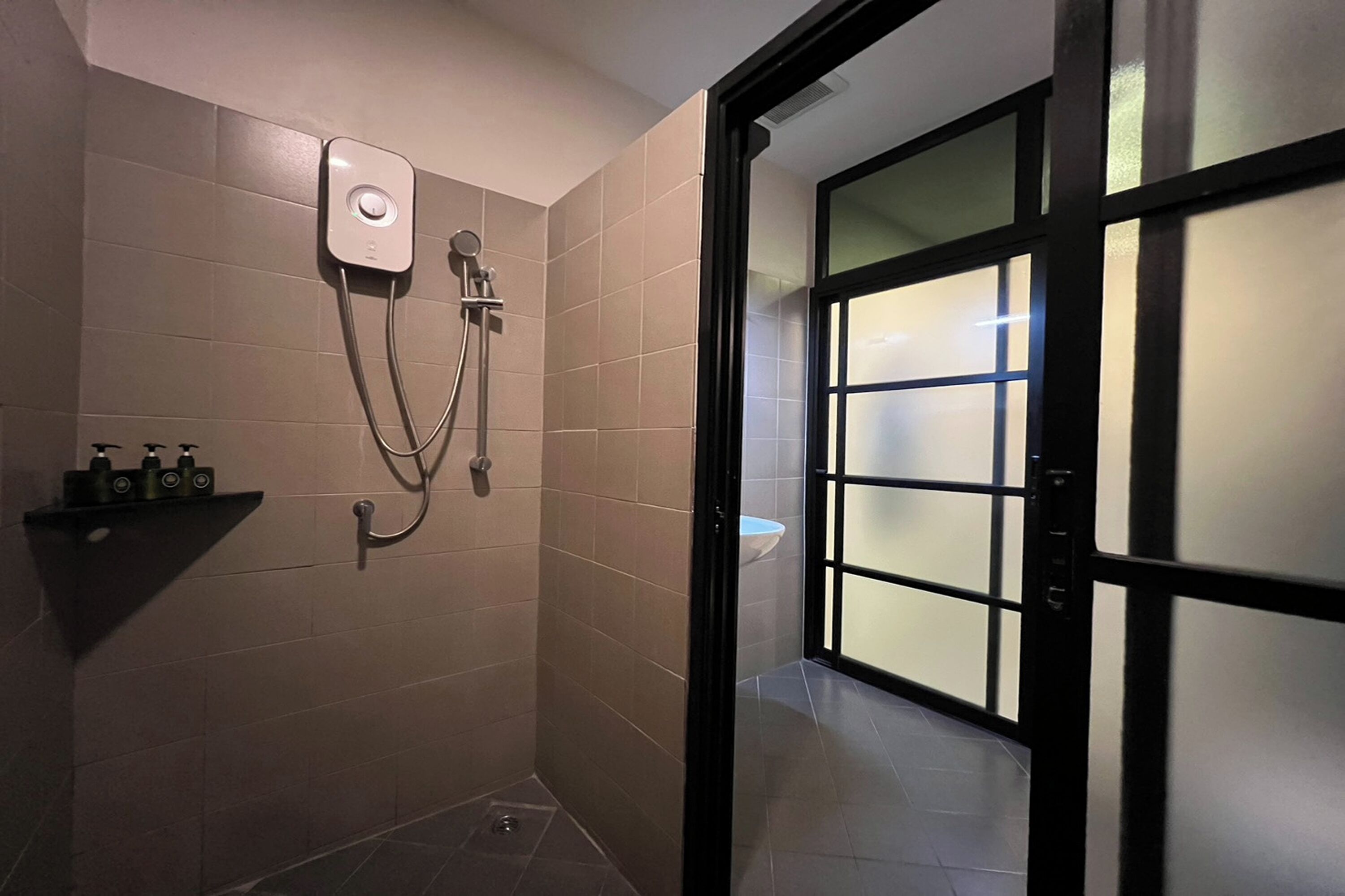 Un baño con ducha, inodoro y lavabo.