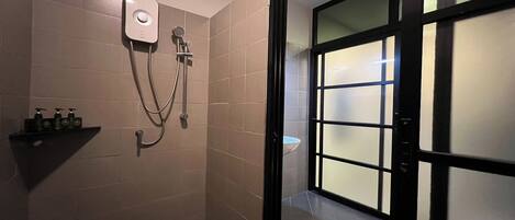 Un baño con ducha, inodoro y lavabo.