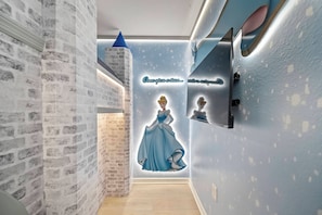 Un pasillo con pared de ladrillo, pared azul con una luz decorativa e ilustración de un vestido azul.