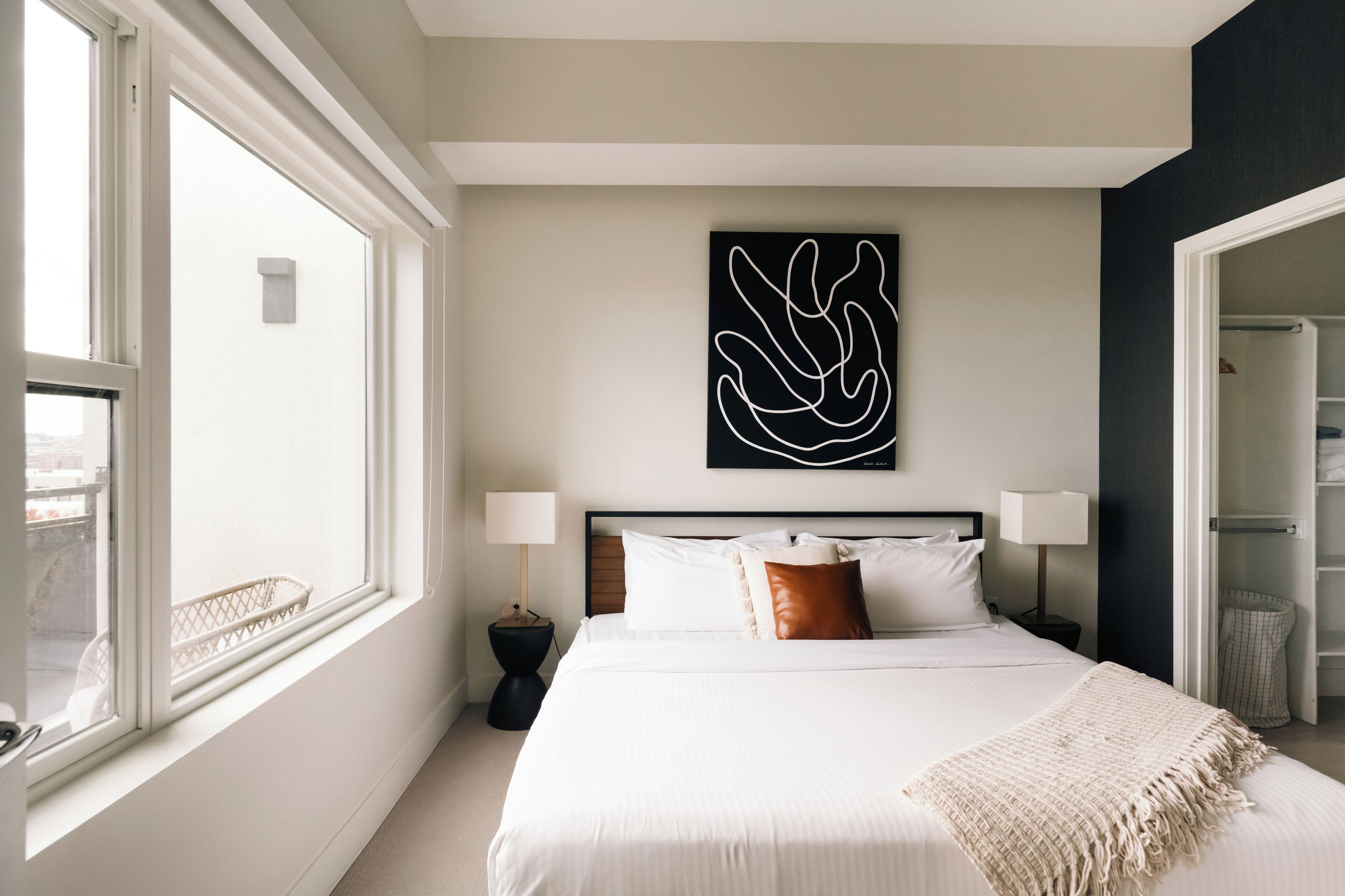 Tabla de planchar con plancha, wifi gratis y ropa de cama 